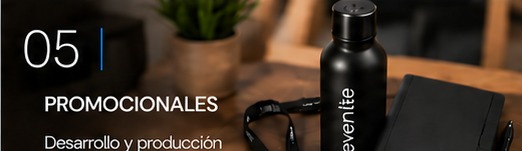 Artículos promocionales de marca sobre una mesa