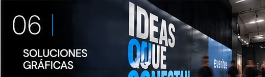 Señalética y branding gráfico de gran formato en pasillo de evento